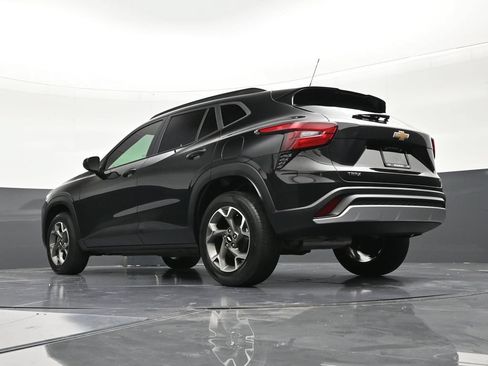 Used 2024 Chevrolet Trax LT FWD image 19