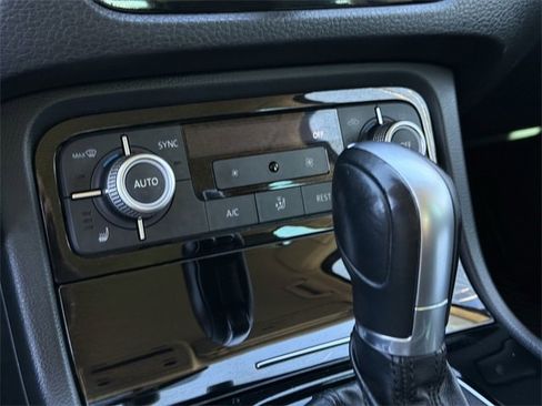 Used 2015 Volkswagen Touareg Sport image 19
