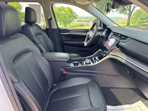 Used 2024 Jeep Grand Cherokee Limited w/ Black Appearance Package AWD/4WD image 10
