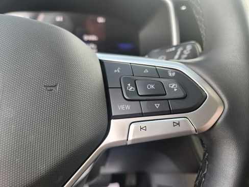 Certified 2025 Volkswagen Taos SE image 14