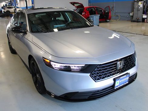Used 2025 Honda Accord Sport image 3
