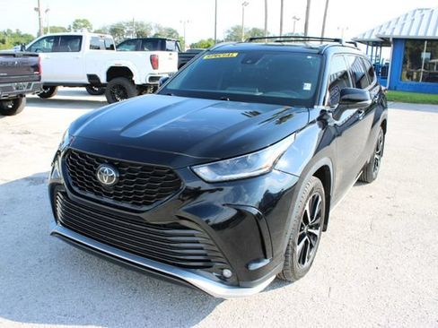 Used 2022 Toyota Highlander XSE AWD/4WD image 3