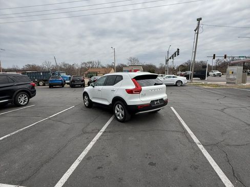 Used 2020 Volvo XC40 T4 Momentum image 10