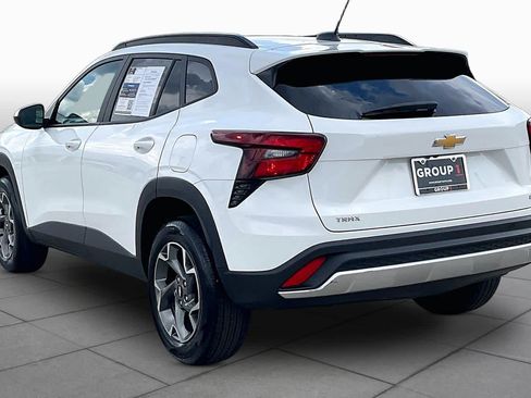 Used 2025 Chevrolet Trax LT w/ LT Convenience Package FWD image 12
