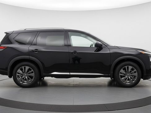 Used 2025 Nissan Pathfinder SV image 11