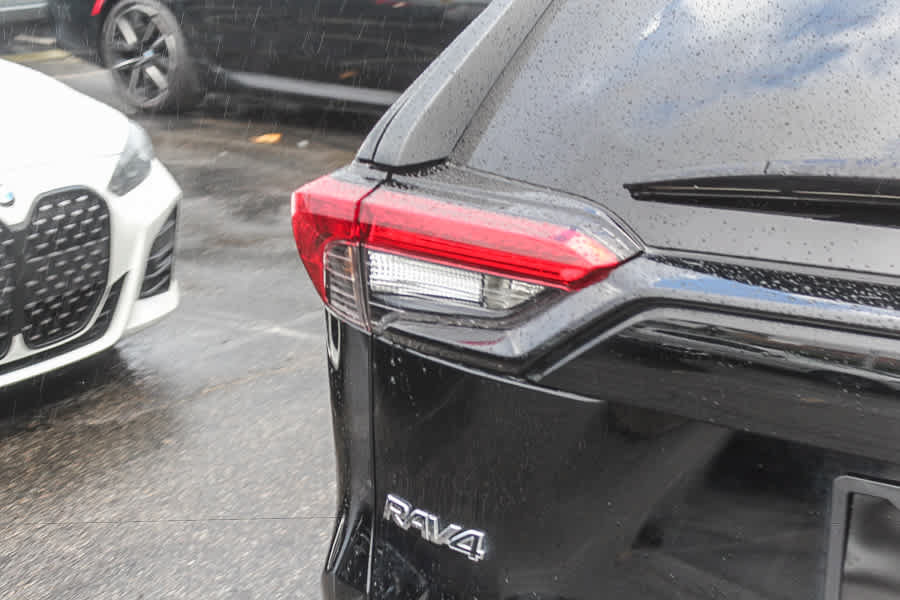 Used 2022 Toyota RAV4 XLE Premium AWD/4WD image 10