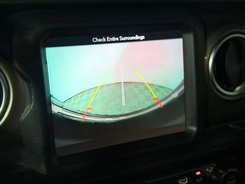 Used 2019 Jeep Wrangler Unlimited Sahara w/ Uconnect 4C Nav & Sound Group AWD/4WD image 15