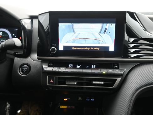 Used 2025 Toyota Camry SE FWD image 16