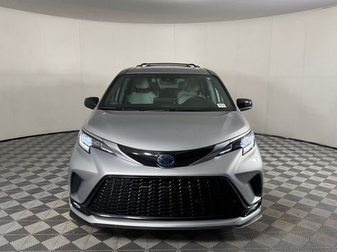 Used 2022 Toyota Sienna XSE w/ XSE Plus Package FWD image 3