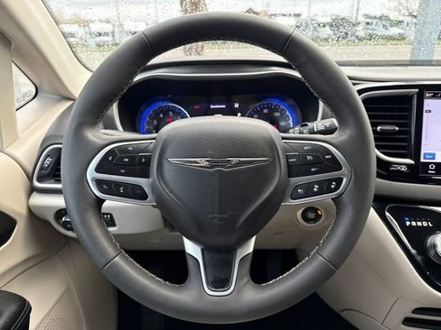 Used 2024 Chrysler Pacifica Touring-L image 20