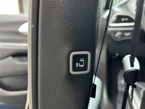 Used 2025 Chrysler Pacifica Limited FWD image 25