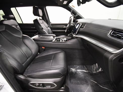 Used 2024 Jeep Wagoneer L Series II w/ Flexible Seating Group image 18