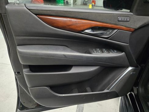 Used 2019 Cadillac Escalade Luxury AWD/4WD image 14