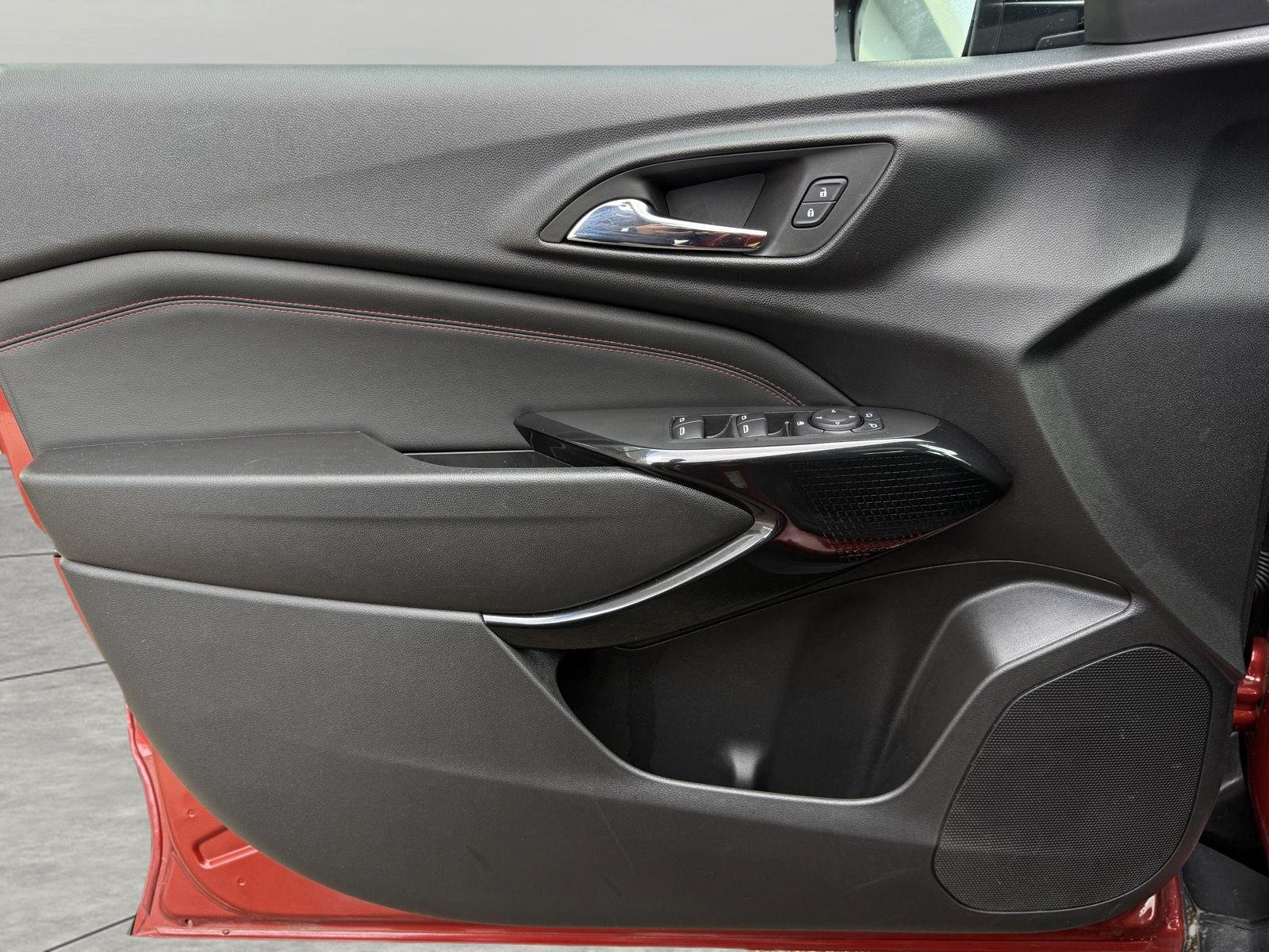 Used 2024 Chevrolet Trax RS w/ Sunroof Package FWD image 19
