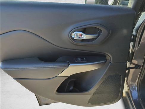 Used 2019 Jeep Cherokee Latitude Plus FWD image 21