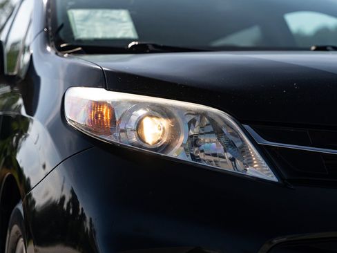 Used 2019 Toyota Sienna LE FWD image 10