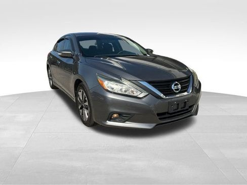 Used 2017 Nissan Altima 2.5 SV w/ Convenience Package FWD image 8