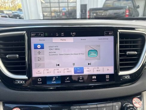 Used 2024 Chrysler Pacifica Touring-L FWD image 17