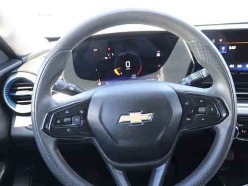 Used 2024 Chevrolet Trax LT FWD image 17