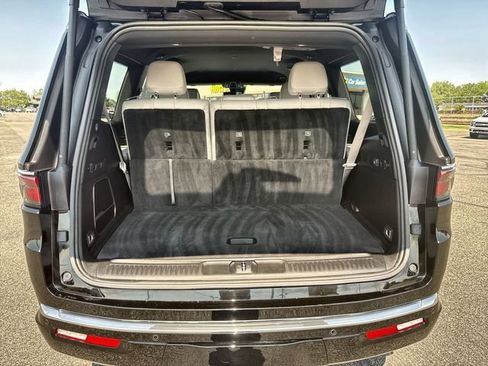 Used 2025 Jeep Wagoneer 4WD image 24