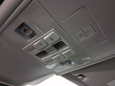 Used 2020 Volkswagen Tiguan SEL image 16