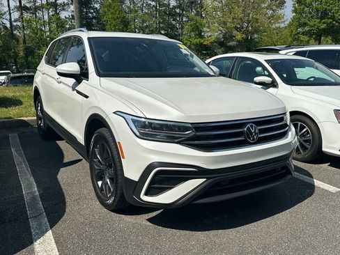 Used 2023 Volkswagen Tiguan SE w/ Panoramic Sunroof Package image 1