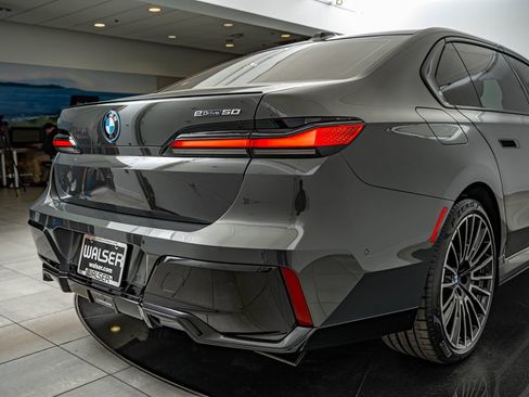 Used 2024 BMW i7 eDrive50 w/ M Sport Package RWD image 17