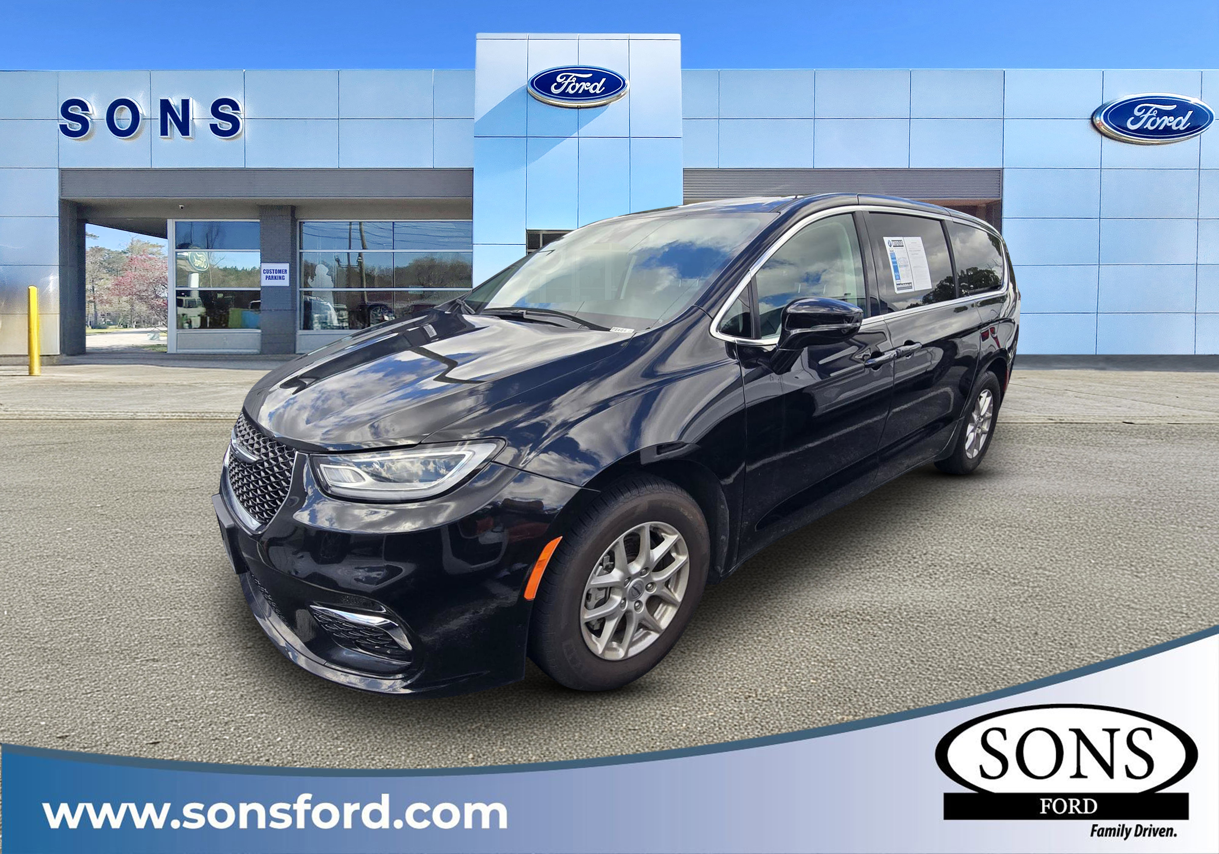 Used 2024 Chrysler Pacifica Touring-L FWD image 1