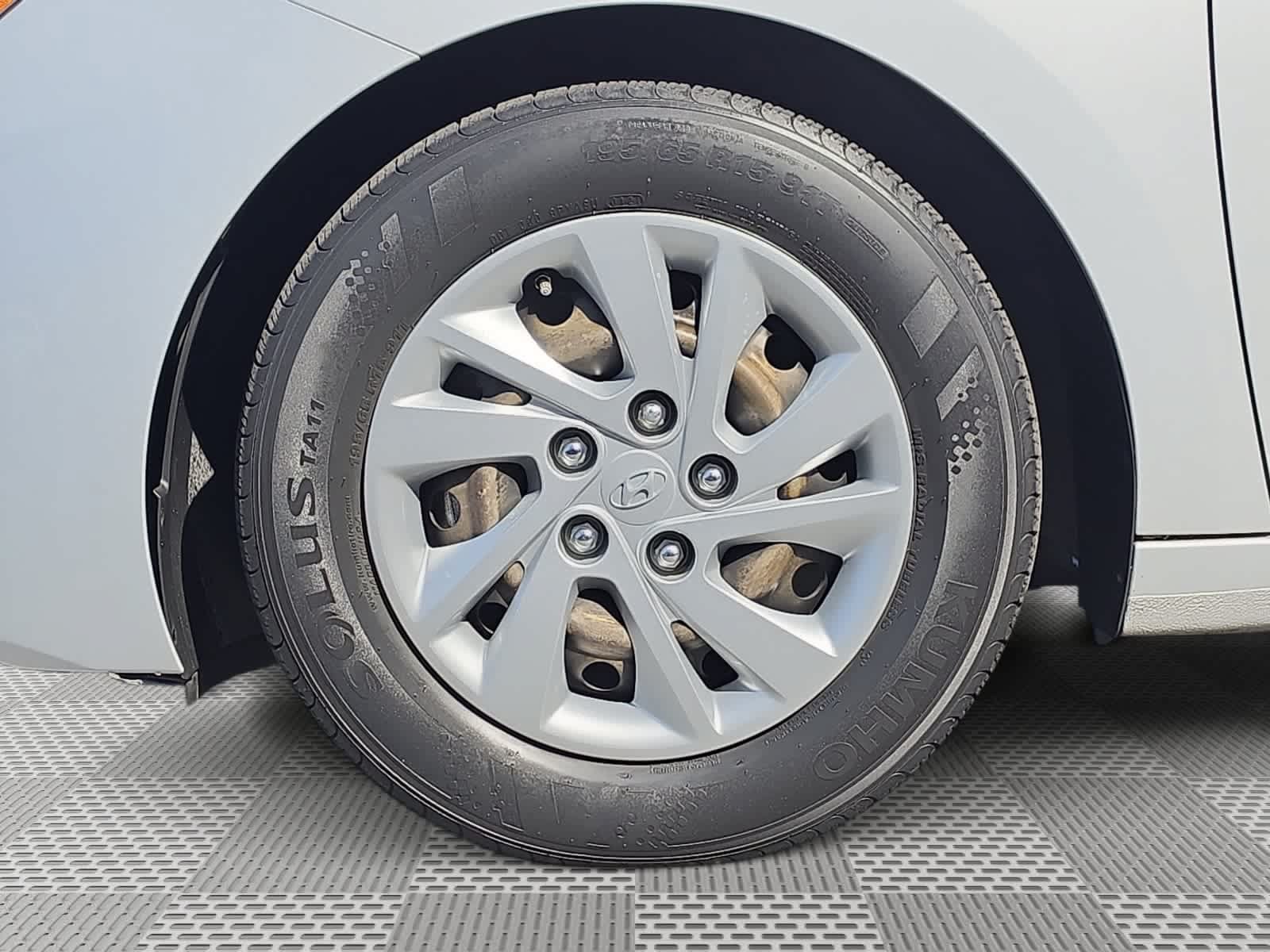 Used 2019 Hyundai Elantra SE FWD image 14
