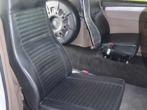 Used 2012 Volkswagen Routan SEL FWD image 28
