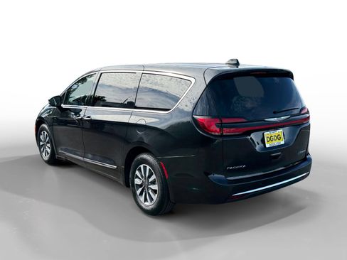 Used 2023 Chrysler Pacifica Limited image 3