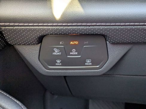 Used 2024 Volkswagen Atlas Cross Sport SE image 22