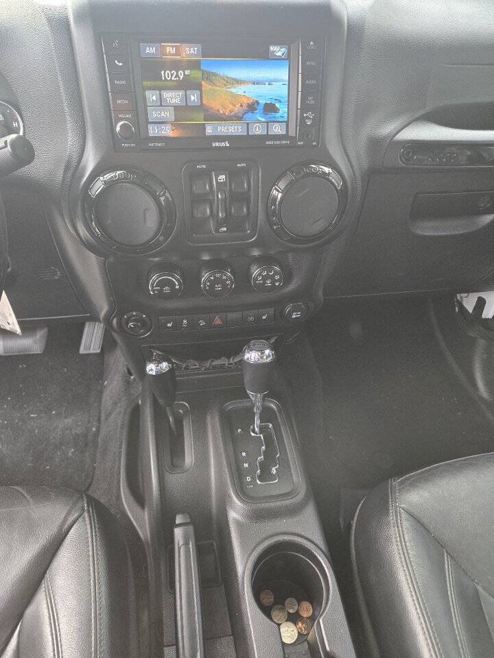 Used 2015 Jeep Wrangler Unlimited Sahara w/ Max Tow Package AWD/4WD image 9
