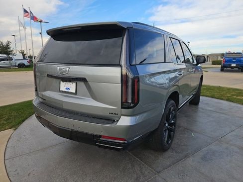 Used 2025 Cadillac Escalade Sport Platinum w/ LPO, ONYX Package image 8