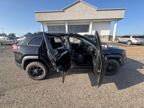 Used 2020 Jeep Cherokee Trailhawk AWD/4WD image 6