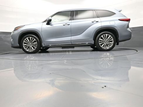 Certified 2020 Toyota Highlander Platinum w/ Preferred Accessory Package AWD/4WD image 36