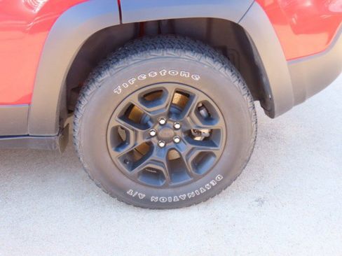 Used 2019 Jeep Cherokee Trailhawk image 15