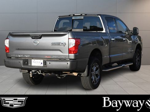 Used 2018 Nissan Titan SV w/ SV Convenience Package image 5