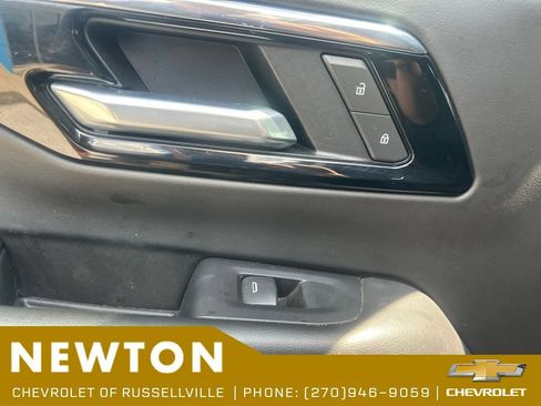 Used 2025 Chevrolet Suburban Z71 w/ Comfort Package AWD/4WD image 39
