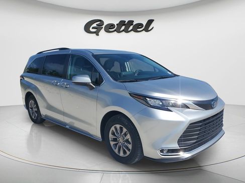 Used 2024 Toyota Sienna XLE FWD image 3