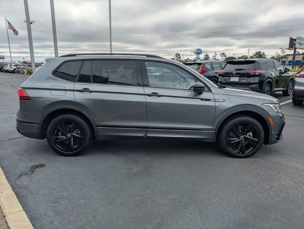 Certified 2024 Volkswagen Tiguan SE R-Line FWD image 4