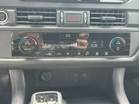 Used 2024 Nissan Pathfinder S image 24