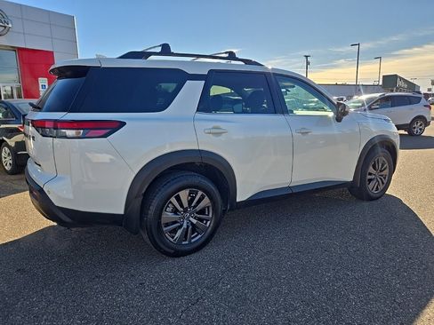 Used 2022 Nissan Pathfinder SV w/ SV Black Package image 7