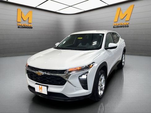 Used 2024 Chevrolet Trax LS w/ LS Convenience Package image 4