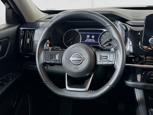 Used 2025 Nissan Pathfinder SV image 18