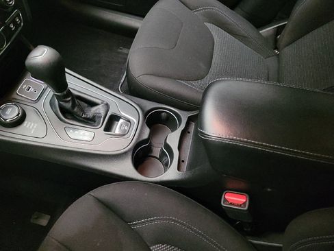 Used 2019 Jeep Cherokee Latitude w/ Popular Appearance Group AWD/4WD image 26