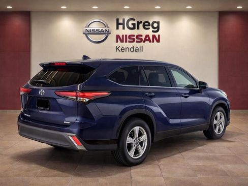 Used 2025 Toyota Highlander LE image 2