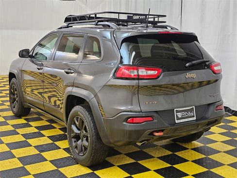Used 2017 Jeep Cherokee Trailhawk image 5