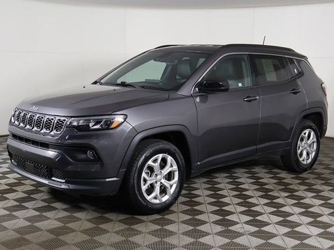 Used 2024 Jeep Compass Latitude w/ Convenience Group AWD/4WD image 5