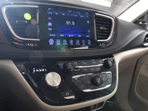 Used 2017 Chrysler Pacifica Limited w/ Advanced Safetytec Group FWD image 29